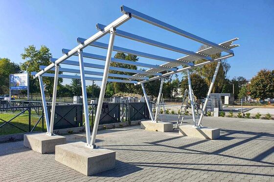 نظام التثبيت BIPV الوحدوي - دعامة فولاذية 115 مم مع إطار مصنوع مسبقًا لسقيفة الطاقة الشمسية على السطح